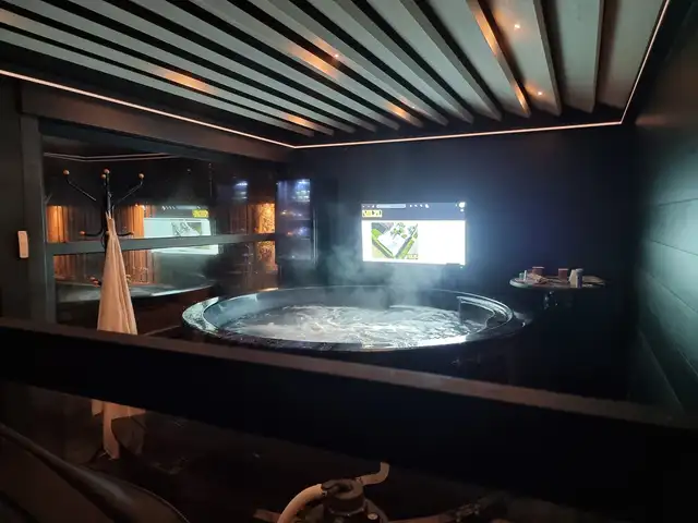 Lamellendak met jacuzzi en sfeerverlichting, geplaatst door VELZL