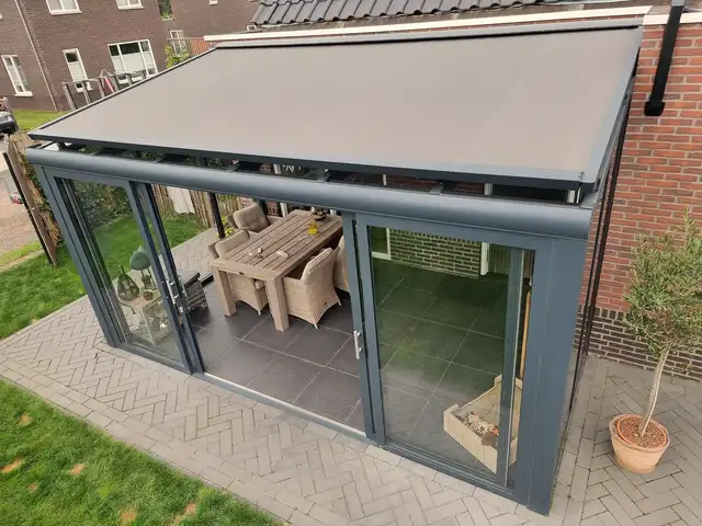 Verandazonwering op een veranda met glazen wanden, geplaatst door VELZL