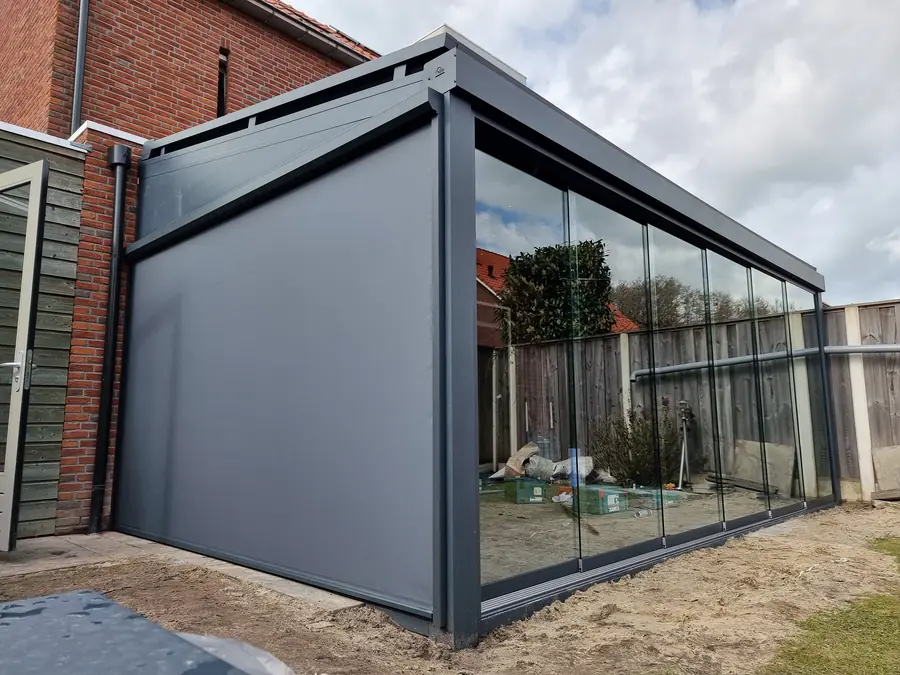 Tuinkamer met serrezonwering op het dak en een screen aan de zijkant