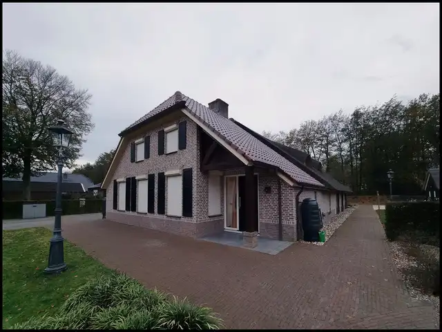 Rolluiken aan een vrijstaande woning, geplaatst door VELZL