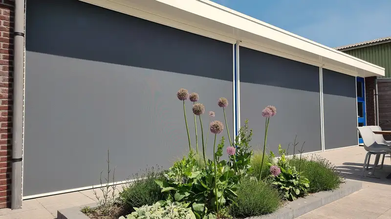 Screens aan een woning, geplaatst door VELZL