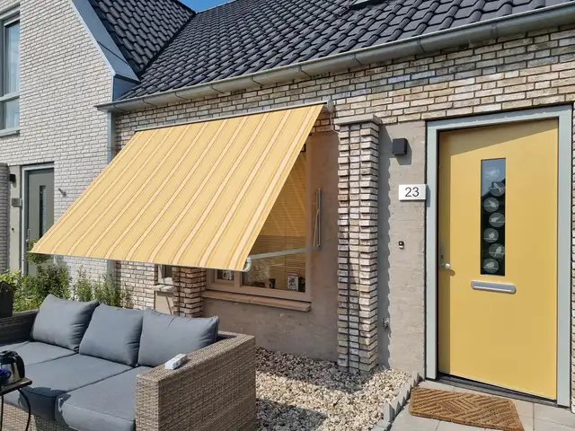 Geel uitvalscherm bij een voordeur, geplaatst door VELZL