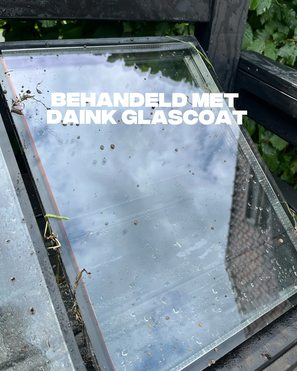 Glasplaat behandeld met DAINK Glass Guard: regenwater parelt af en het glas blijft helder