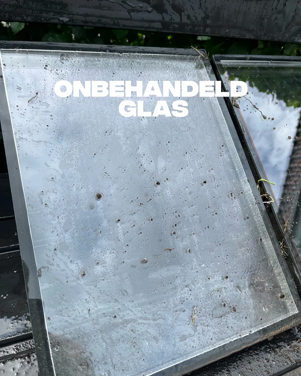 Onbehandeld glas met vuil en waterresten