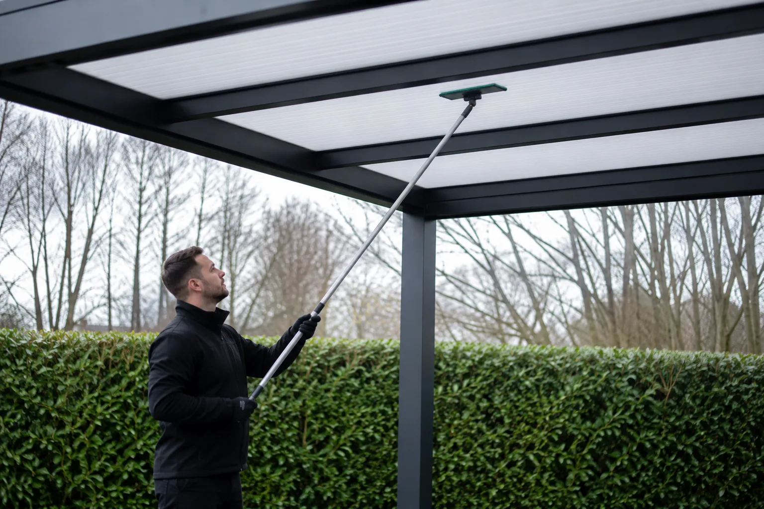 Coating aanbrengen op het dak van een overkapping met de DAINK telescoopsteel