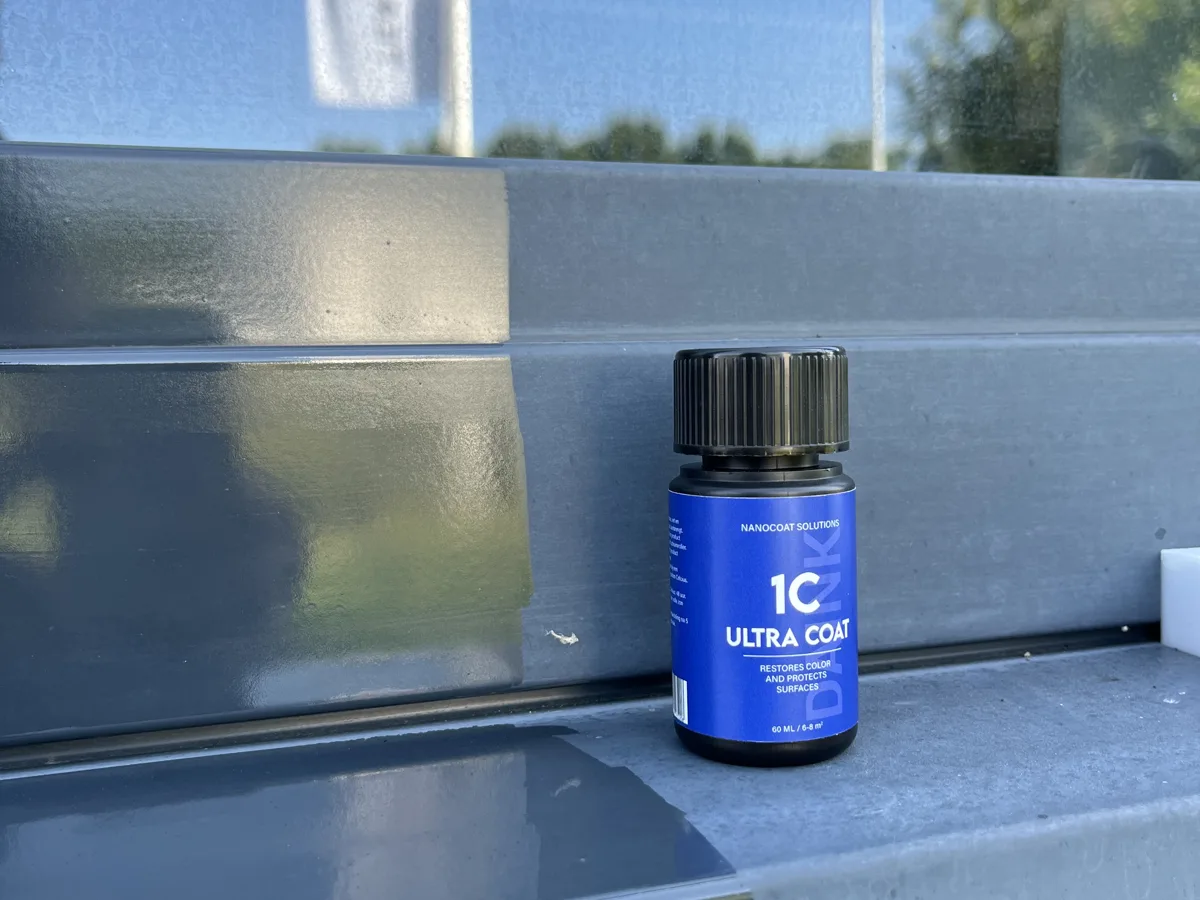 Flacon DAINK Ultra Coat op een aluminium kozijnprofiel