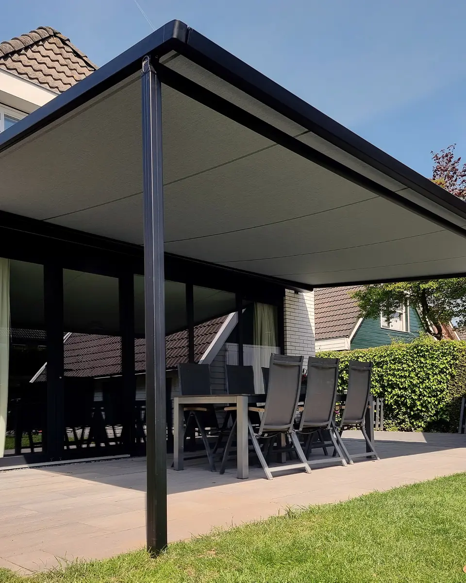 Antraciet pergola-zonwering boven een terras, geplaatst door VELZL