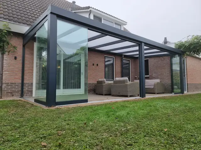 Tuinkamer met glazen hoekwand, geplaatst door VELZL