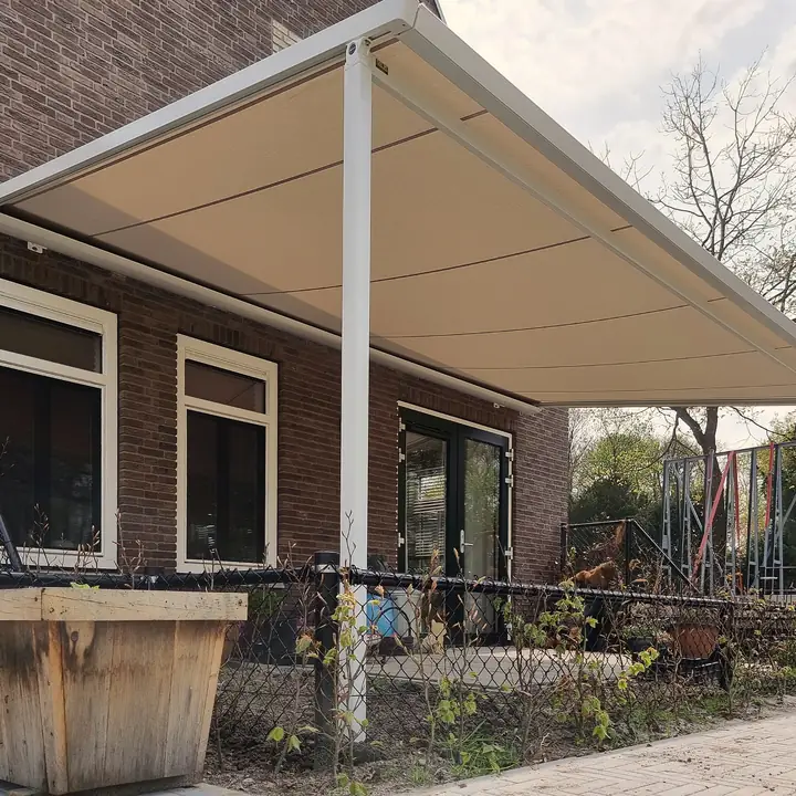 Crèmewitte pergola-zonwering op staanders