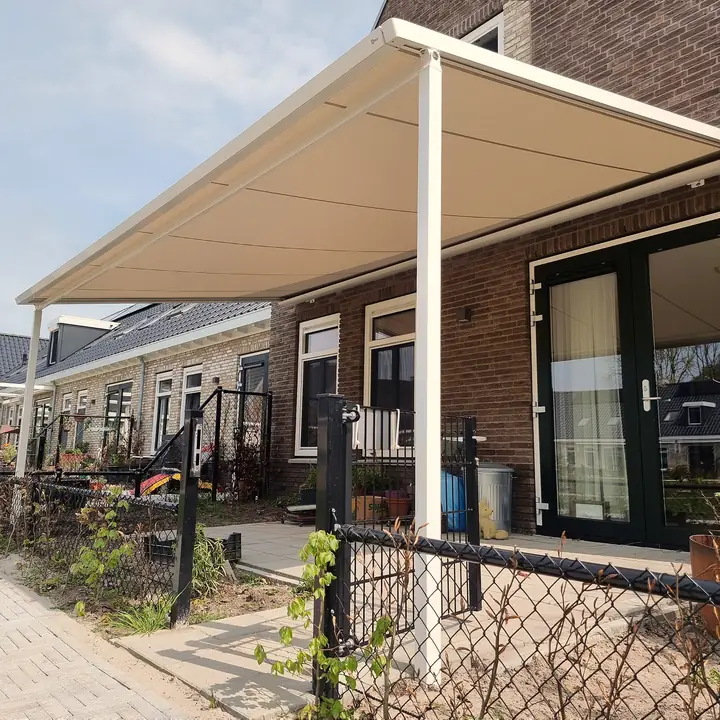 Crèmewitte pergola-zonwering aan een rijwoning