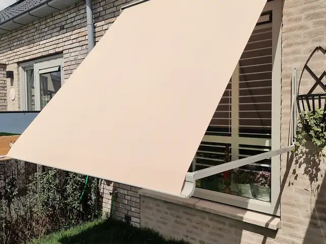 Uitvalscherm boven een raam, geplaatst door VELZL