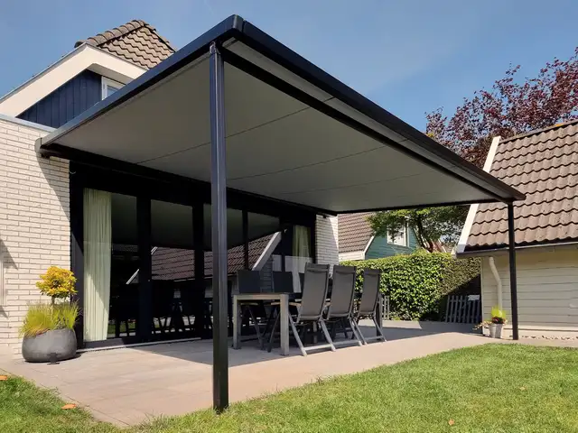 Antraciet pergola-zonwering boven een terras, geplaatst door VELZL