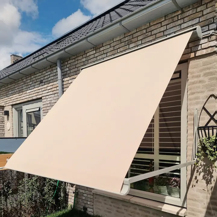 Uitvalscherm met windvaste armen aan de tuinzijde
